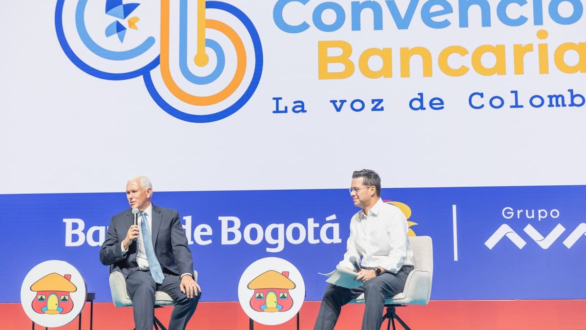 Mike Pence, el exvicepresidente de los Estados Unidos, junto a Luis Carlos Vélez, periodista de la FM, en la Convención Bancaria.
