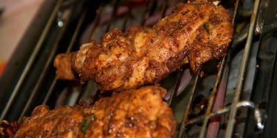 Recetas de salsas y adobos fáciles para que el asado de Año Nuevo perfecto