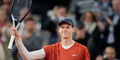 Tsitsipas, Swiatek, Gauff y Sinner avanzan en el Abierto de Francia; Rublev eliminado