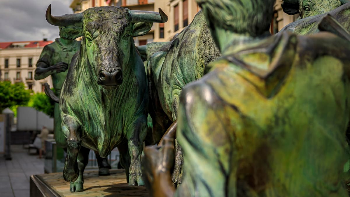 Monumento dedicado al encierro de toros San Fermín en el casco antiguo.