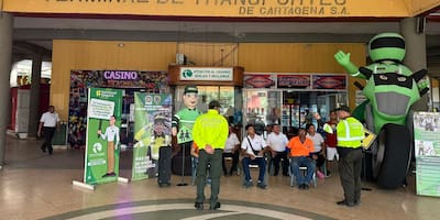 ¡Buena esa! Policía lleva la campaña “Abraza tu vida” a la Terminal de Transporte